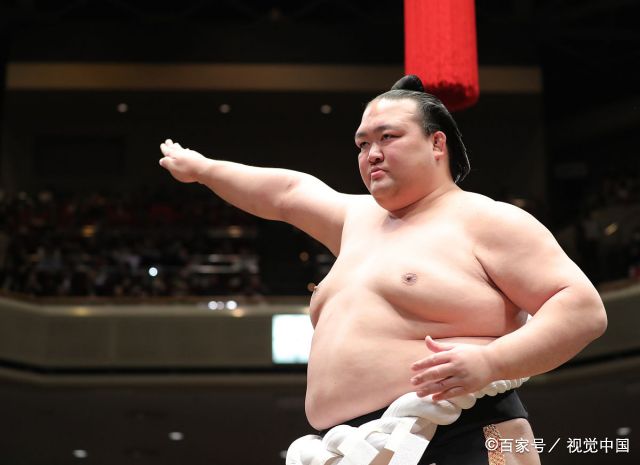 日本大相扑锦标赛打响 昔日冠军连续三天失利抹泪宣布退役